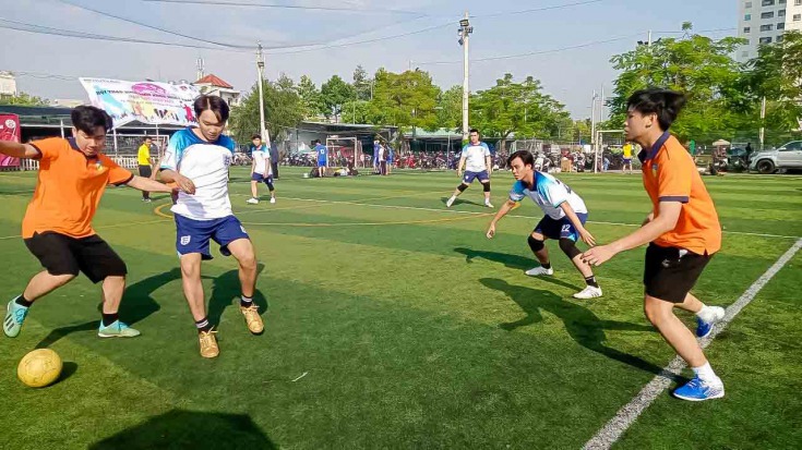 Sinh viên Khoa Nhật Bản học tranh tài bộ môn Bóng đá tại khai mạc Hội thao Sinh viên năm học 2022-2023 12