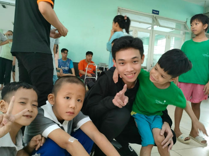 “Bộ 3” Câu lạc bộ tình nguyện của HUTECH lan tỏa mùa xuân yêu thương đến các em nhỏ Trung tâm nuôi dưỡng bảo trợ trẻ em Tam Bình 80