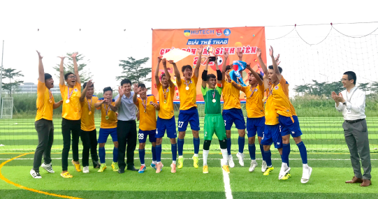 Đội CTXH-HUTECH vô địch môn Bóng đá nam Giải thể thao Tân Sinh viên 2020 10