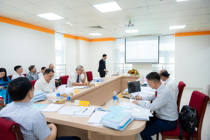 Bức tranh nghiên cứu thực tiễn về quản trị, dịch vụ và thị trường qua buổi bảo vệ luận văn/đề án Thạc sĩ Quản trị kinh doanh 71