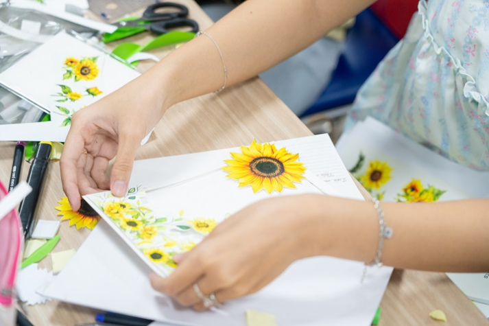 [Ảnh] Sáng tạo và tri ân: Cuộc thi thiết kế thiệp 20/11 của Khoa Kiến trúc - Mỹ thuật HUTECH 29