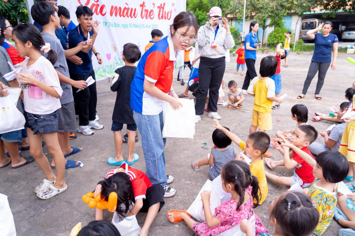 Lan tỏa yêu thương ngày 01/6, sinh viên HUTECH mang niềm vui đến trẻ em Làng Thiếu niên Thủ Đức 90