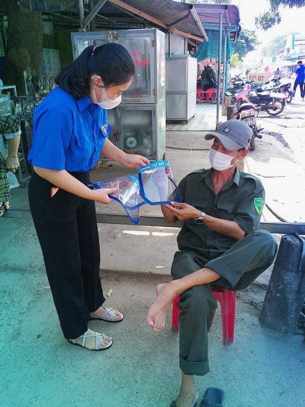 Gương mặt tân sinh viên: Hoàng Lê Thuỳ Linh gắn kết với các hoạt động tình nguyện giúp đỡ cộng đồng 72