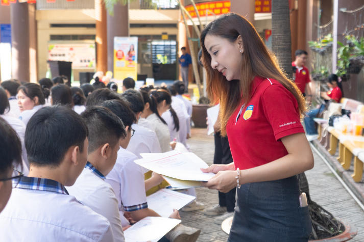 HUTECH Scholarship Tour 2025: HUTECH tiếp tục trao 36 suất học bổng trị giá 25% học phí toàn khóa cho học sinh 03 trường THPT 106