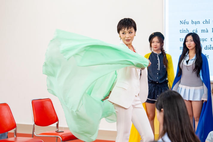 Siêu mẫu Lê Thu Trang và Như Vân “bật mí” cho sinh viên HUTECH kỹ năng trình diễn thời trang chuyên nghiệp 32