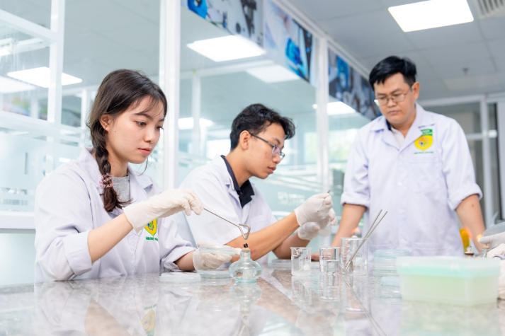 [Hướng nghiệp 2026] Công nghệ sinh học - Ngành học dành cho người thích khám phá sự sống: Học gì và học như thế nào? 12