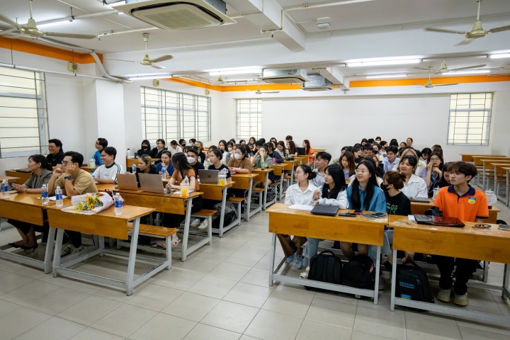 Sinh viên ngành Quan hệ công chúng HUTECH tìm hiểu về Social Listening cùng chuyên gia 10