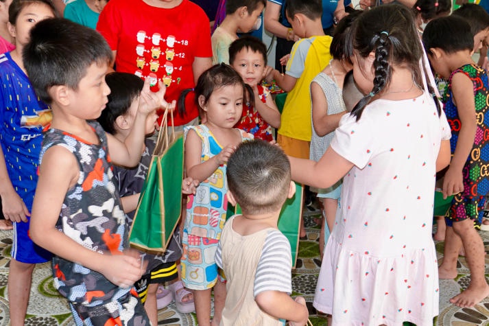 Khoa Tiếng Anh lan tỏa yêu thương qua “Hành trình mùa hè đến với trẻ em vùng biển” 24