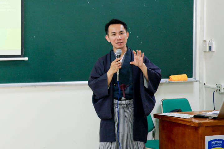 [Video] Nghệ nhân Trần Quang Châu hướng dẫn sinh viên HUTECH trải nghiệm nghệ thuật trà đạo 24