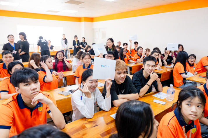 [Ảnh] Ai phát âm chuẩn hơn? Sinh viên Khoa Tiếng Anh sôi nổi chinh phục thử thách ngôn ngữ 38