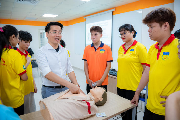 Sinh viên Khoa Điều dưỡng - Kỹ thuật y học mang kiến thức y học đến gần hơn với cộng đồng 48