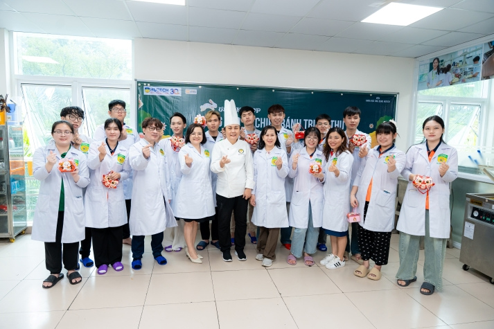 [Video] “Xắn tay áo” vào bếp cùng sinh viên Viện Khoa học Ứng dụng trổ tài làm bánh Trung thu 142