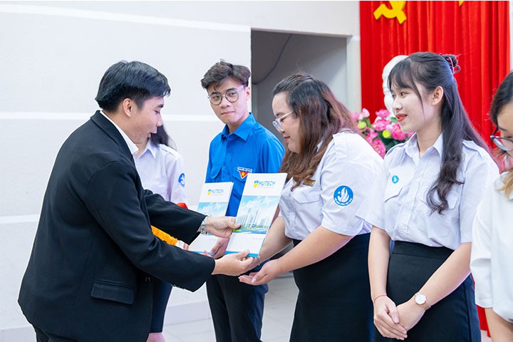 Khoa Luật tuyên dương sinh viên tiêu biểu có thành tích cao trong học tập và rèn luyện HK1 năm 2022 - 2023 67