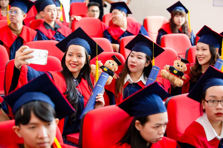[Video] Over 400 HUTECH Masters and Bachelors of International and Transnational programs excitedly attend their graduation ceremony 49