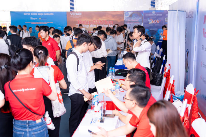 HUTECH TECHSHOW 2025: Nearly 3,000 open job opportunities, 370 graduation projects on display 86