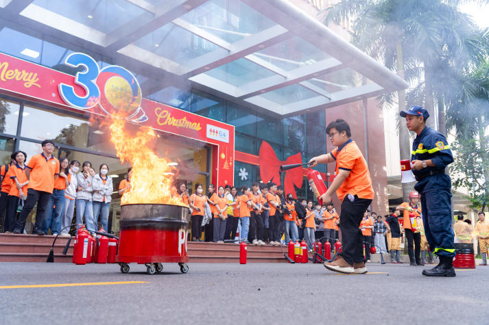 Trang bị kỹ năng ứng phó với hỏa hoạn: HUTECH tổ chức diễn tập PCCC & CNCH tại Thu Duc Campus 90