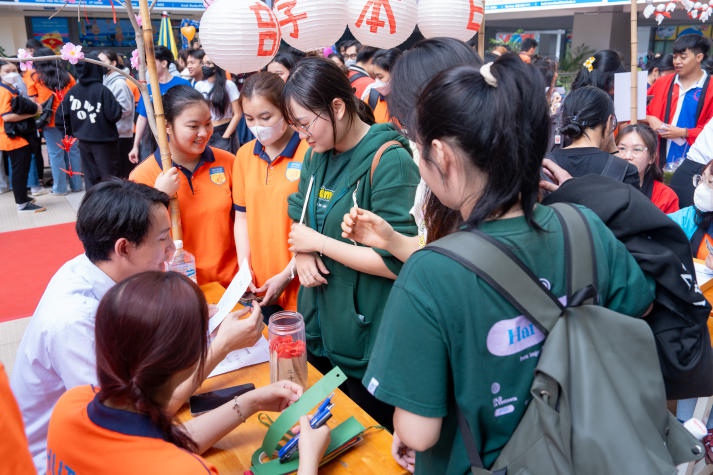 [Video] Sinh viên HUTECH hào hứng trải nghiệm Ngày hội giao lưu văn hóa Việt - Nhật 2024 219