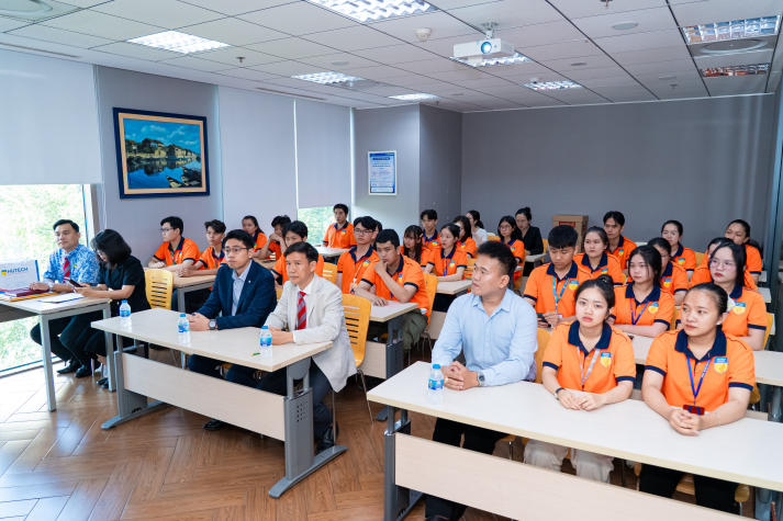 Sinh viên Khoa Luật khám phá vai trò của Luật kinh tế trong doanh nghiệp tại Woori Bank 11