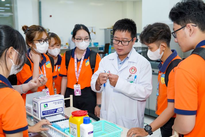 Sinh viên HUTECH sớm “bắt sóng” môi trường làm việc thực tế ngay từ năm nhất 79