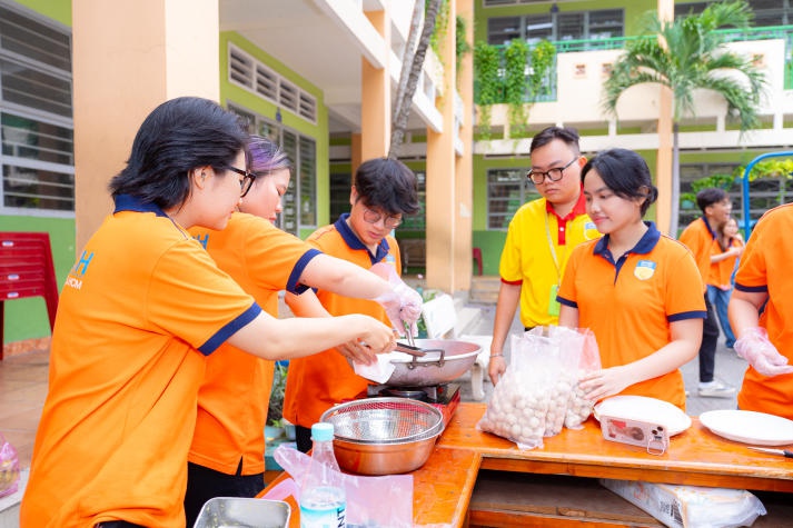 Mang tình xuân đến trẻ nhỏ, Khoa Thú y - Chăn nuôi HUTECH thắp lửa yêu thương 70