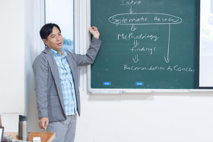 Giải mã khoảng trống nghiên cứu, nâng cao tư duy học thuật cùng giảng viên Khoa Marketing - Kinh doanh quốc tế 30