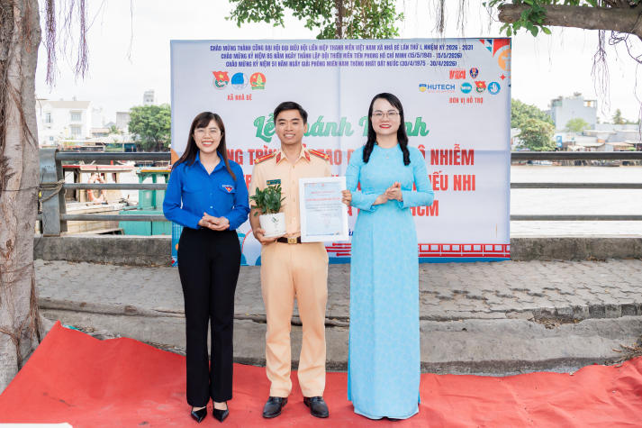 Sinh viên Khoa Marketing - Kinh doanh quốc tế góp sức “thay áo mới” cho khu vực ô nhiễm, tạo sân chơi an toàn cho trẻ em 67