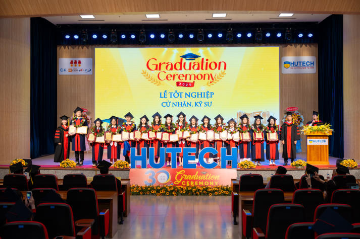 Lễ trao bằng tốt nghiệp HUTECH: “Hãy tiếp tục vững bước chinh phục những đỉnh cao mới” 68