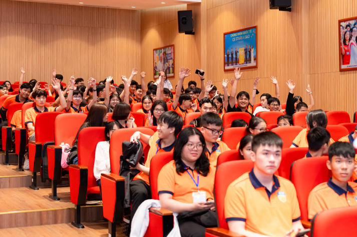 Khoa Quản trị kinh doanh chào đón tân sinh viên khoá 2025: Sẵn sàng hội nhập, vững bước tương lai 80