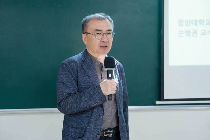 Giáo sư Đại học Chung-Ang chia sẻ về quan hệ đối ngoại Hàn Quốc cùng sinh viên HUTECH 10