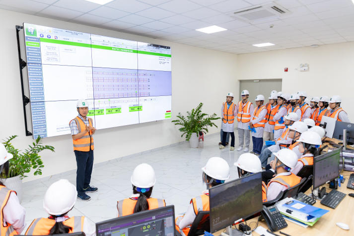 Sinh viên Khoa Dược HUTECH “chạm” nghề từ thực tế qua chuyến tham quan kho dược Phytopharma 17