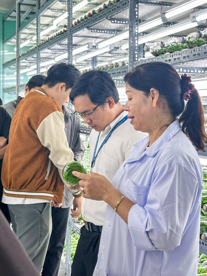 ​Sinh viên ngành Công nghệ sinh học HUTECH tham quan Trung tâm Nghiên cứu và Phát triển nông nghiệp Công nghệ cao (huyện Củ Chi) 54