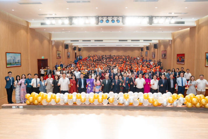 Tân sinh viên Khoa Tài chính - Thương mại khởi đầu hành trình “Sáng tạo - Kết nối - Vươn xa” tại HUTECH 115