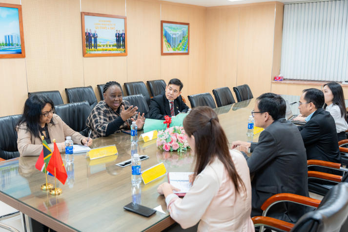 Đại sứ Nam Phi thăm HUTECH, hướng đến mở rộng hợp tác đào tạo và trao đổi sinh viên 26