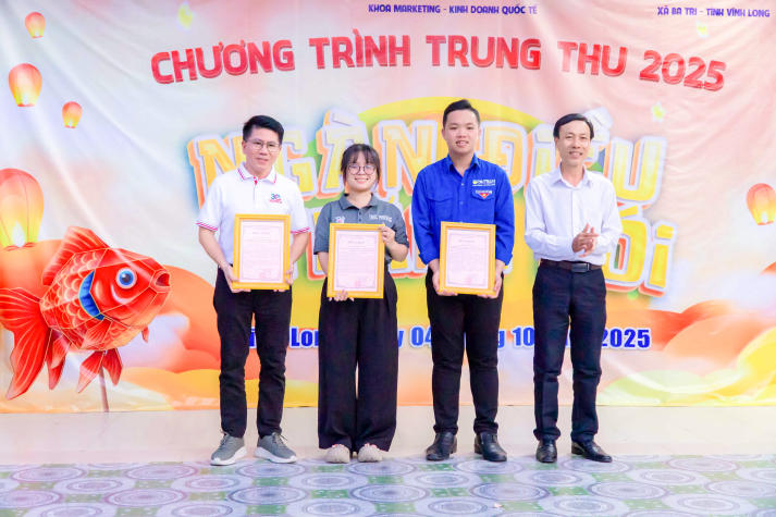 Sinh viên Khoa Marketing - Kinh doanh quốc tế mang “Ngàn điều trăng nói” đến với thiếu nhi Vĩnh Long 19