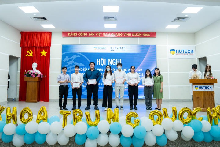 Khoa Trung Quốc học tổng kết thành tích sinh viên năm học 2021-2022 và phát động phong trào năm học mới 102