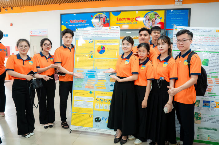 Khi ý tưởng chạm thực tiễn: Sinh viên Khoa Tài chính - Thương mại tỏa sáng tại Trưng bày poster Dự án doanh nghiệp 31