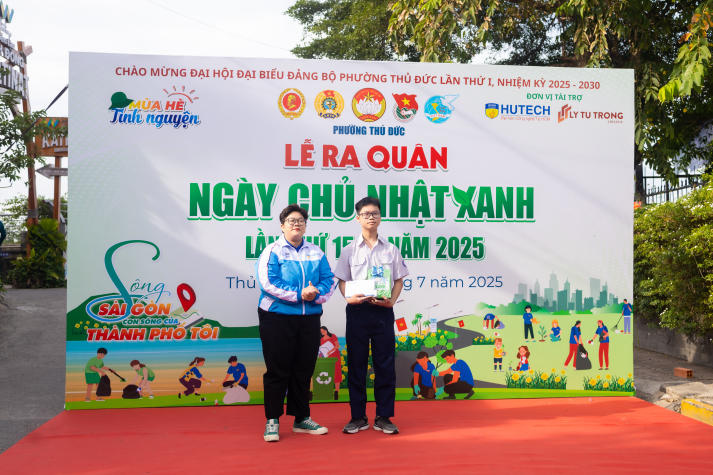 Mùa hè xanh HUTECH 2025: Gặp gỡ gia đình có công với cách mạng và xây dựng không gian sống an toàn - sạch - đẹp 145