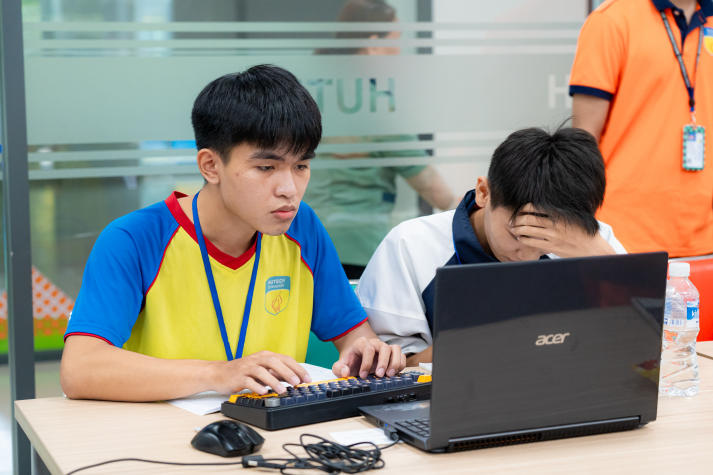 Code theo dòng thời sự, sinh viên Công nghệ thông tin tăng tốc săn vé OLP và ICPC Đà Nẵng tại HUTECH Code War 46