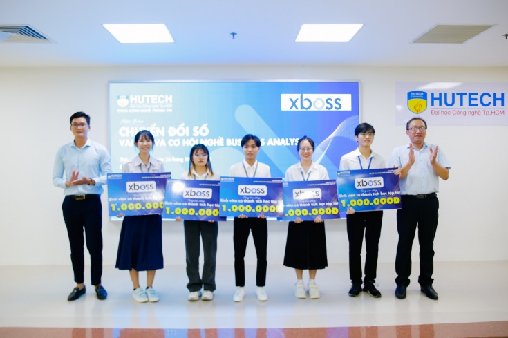 Cty TNHH Giải pháp Công nghệ XBOSS cũng tiến hành trao tặng 05 phần học bổng đến 05 bạn sinh viên Khoa có thành tích học tập tốt HUTECH 1