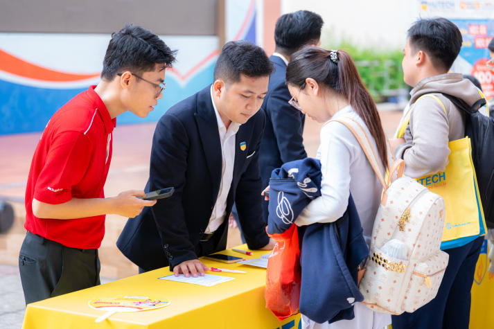 [Video] HUTECH Scholarship Tour 2026: Trao 14 suất học bổng toàn khoá, tiếp sức sĩ tử THPT Nguyễn Văn Tăng 52