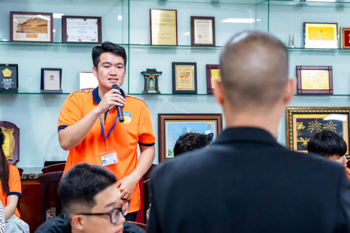 Sinh viên Khoa Quản trị kinh doanh học kỹ năng tuyển dụng cùng Công ty TNHH HR1 Vietnam Holdings trước kỳ thực tập 97