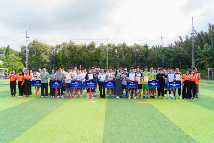 Giải bóng đá Chi bộ 17: Chung sức gây quỹ, thắp sáng mùa Trung thu cho trẻ em Vĩnh Long 11
