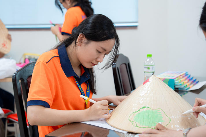 Lan tỏa tinh thần “Sắc Việt” trong Ngày hội trang trí nón lá của sinh viên Khoa Tài chính - Thương mại 53