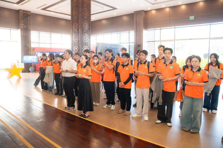 [Ảnh] Sinh viên Khoa Marketing - Kinh doanh quốc khám phá lịch sử, bồi đắp lý tưởng sống trên hành trình về nguồn 20