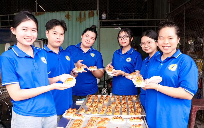 Sinh viên Khoa Thú y và hành trình thắp sáng “Vầng trăng tuổi thơ” 2025 49