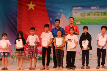 Hành trình tuổi trẻ HUTECH gieo yêu thương, nâng bước em đến lớp 18