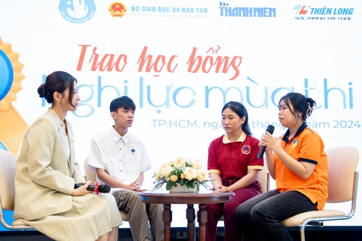 Tân sinh viên HUTECH có hoàn cảnh khó khăn nhận học bổng hơn 1 tỷ đồng từ HUTECH và bạn đọc Báo Thanh Niên 68