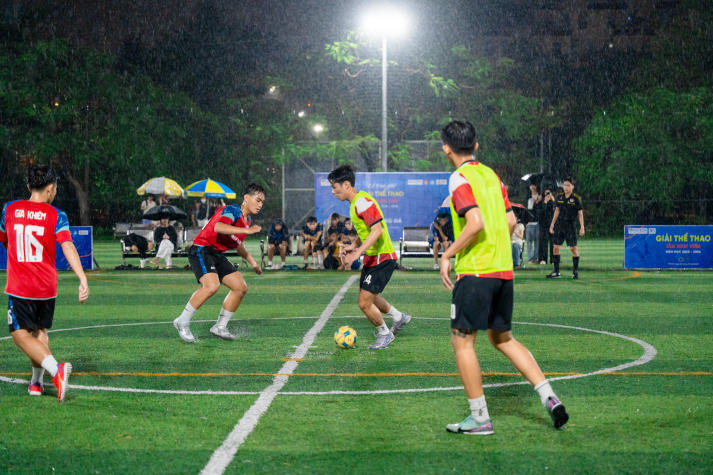 Red Sport đoạt cúp vô địch môn Bóng đá nam Giải thể thao chào đón tân sinh viên 36