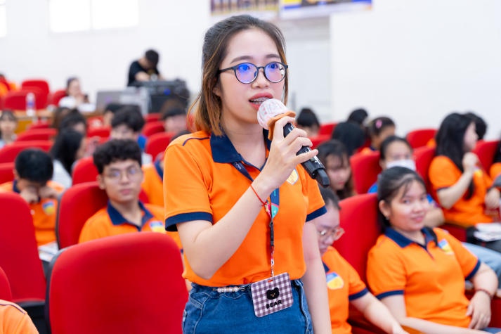 [Video] Sôi nổi buổi giao lưu cùng ca sĩ Ngô Kiến Huy và thăm khám sức khỏe răng miệng của sinh viên HUTECH 123