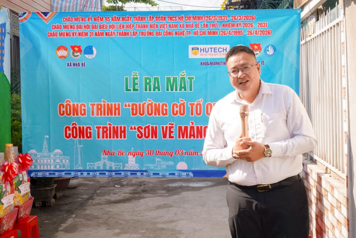 Sinh viên Khoa Marketing - Kinh doanh quốc tế thực hiện công trình “Đường cờ Tổ quốc”, lan tỏa tinh thần vì cộng đồng 82